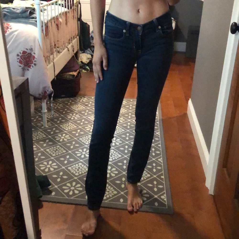 American Eagle skinny jeans size 2! Mid rise